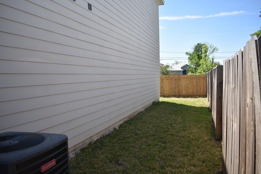 Building Photo - 7952 Blue St