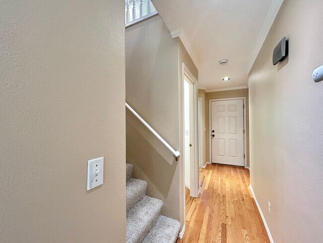 Building Photo - Spacious 4 Bed, 2.5 Bath House