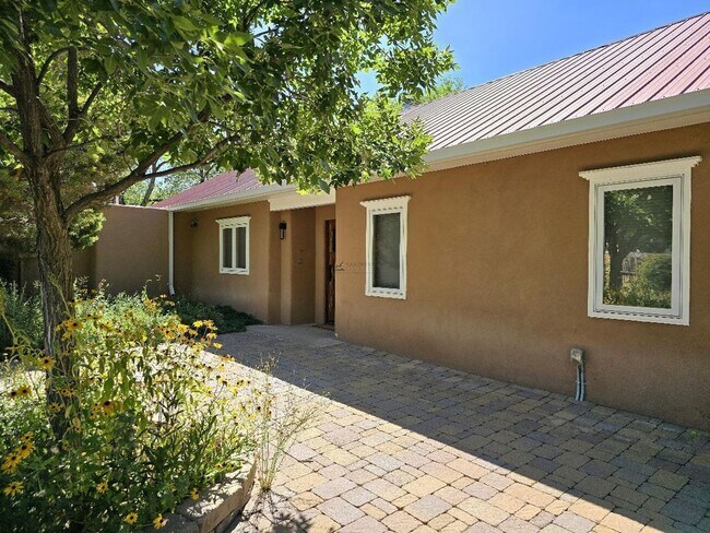 Building Photo - 133 Valley Dr