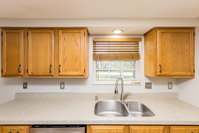 Building Photo - 5952 Sachem Ct