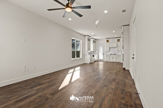 Building Photo - 2701 Stone Hedge St