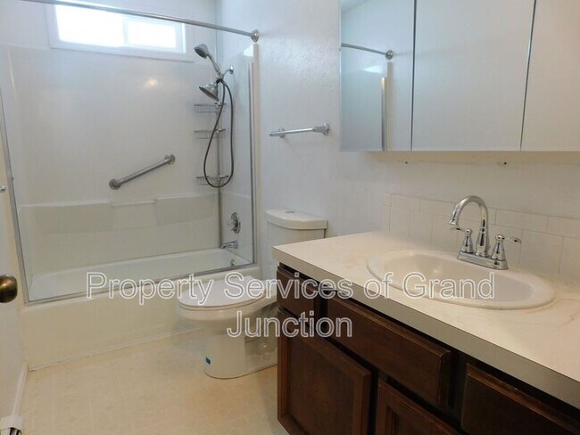 Building Photo - 2422 1/2 Hidden Valley Drive