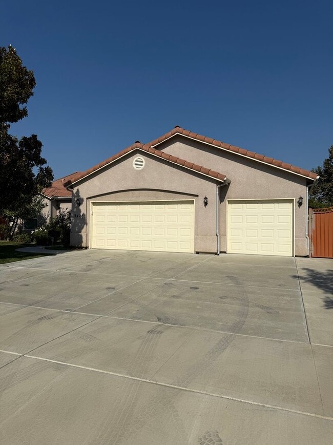 Building Photo - 4 bedroom 2 bath NW Visalia Home in Desira...