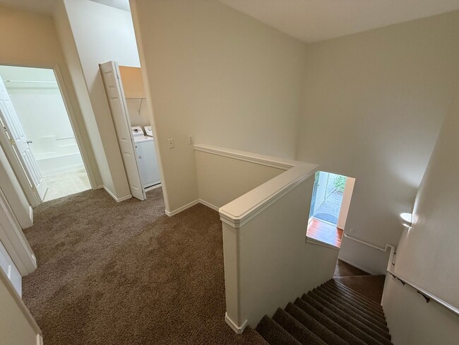 Building Photo - 4 Bed 3 Bath Gated Townhome Near Maplewood Golf