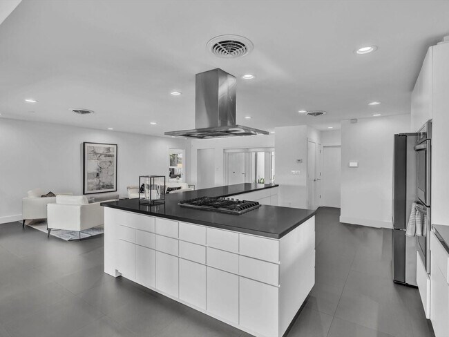 Building Photo - 1640 NE 43rd St