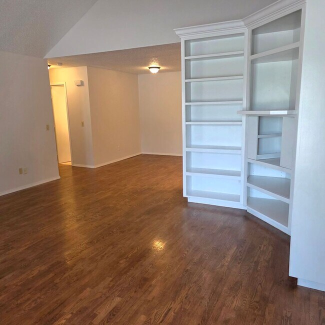 Building Photo - 2 Bed / 2 Bath / 2-Car Garage Duplex in a Great Nixa Neighborhood!