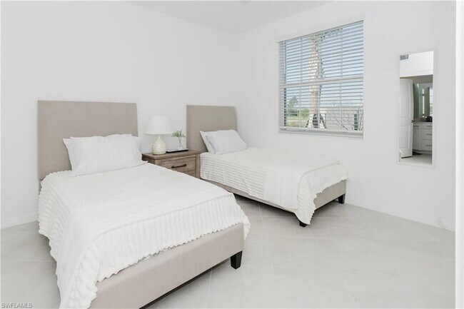 Building Photo - 15285 Green Acre Avenue Unit 418