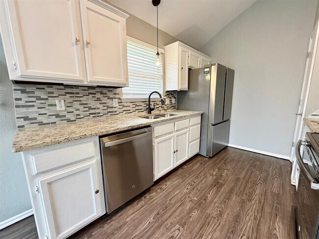 Building Photo - 2808 E Lake Dr