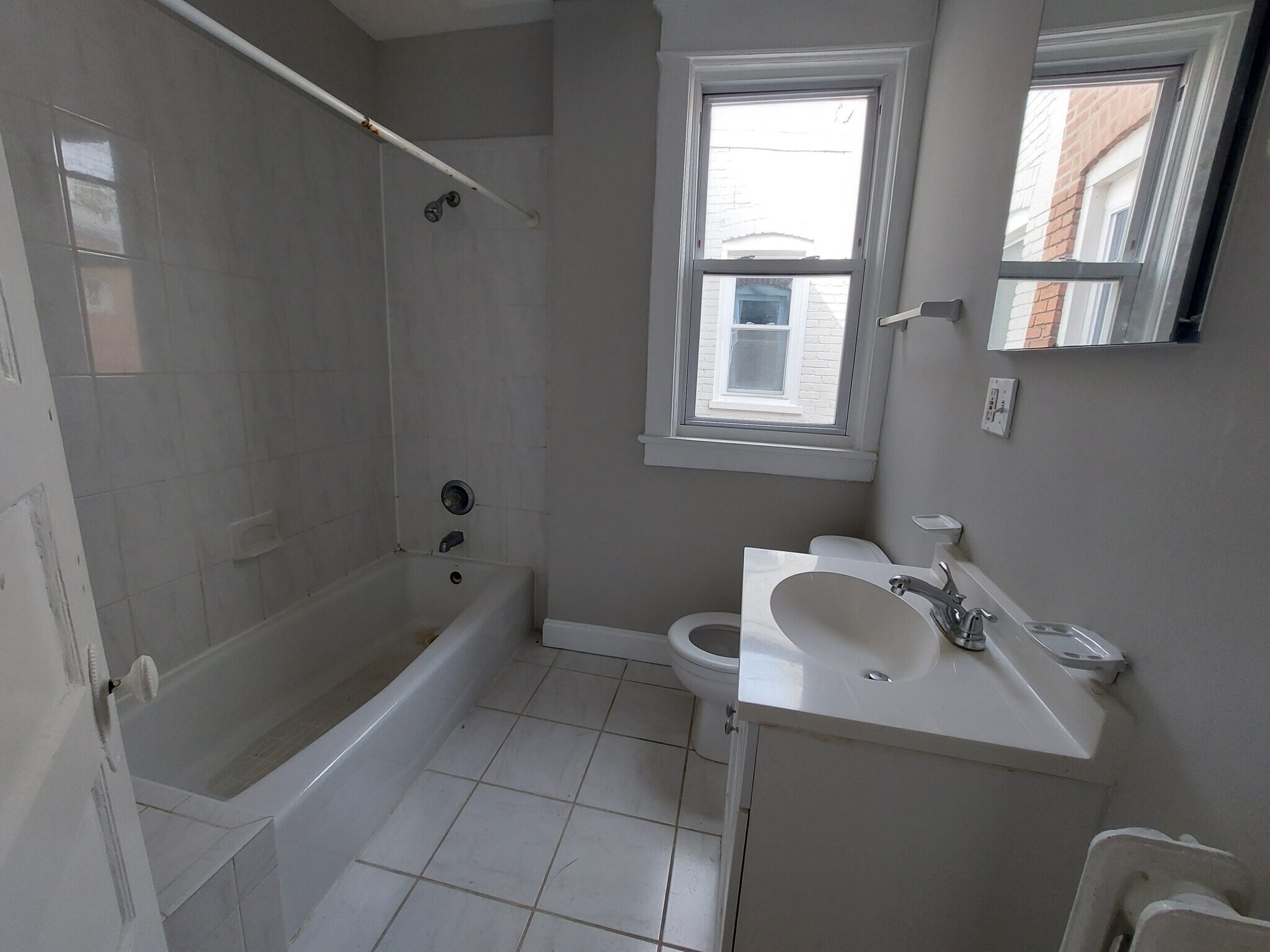 Building Photo - 1330 G St SE