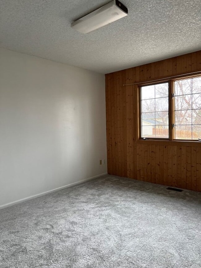 Building Photo - Vaulted Ceilings, Mountain Views & 3-Car Garage – Prime Fort Collins Rental