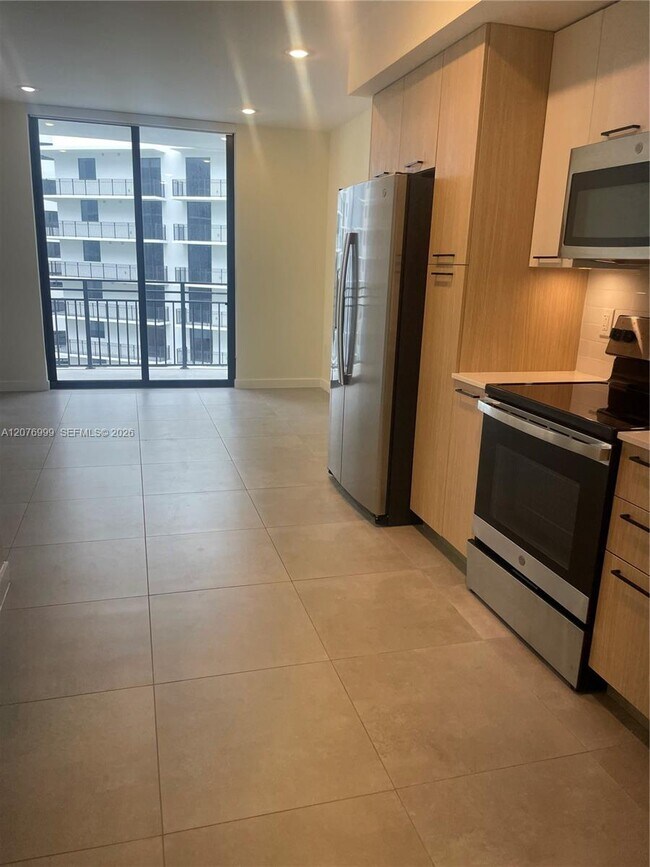 Building Photo - 16395 Biscayne Blvd
