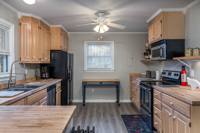 Building Photo - Charming 2-Bedroom Picturesque Furnished H...