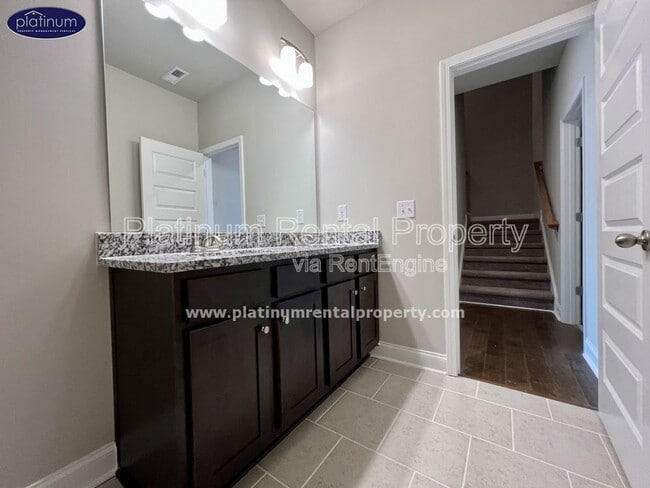 Building Photo - 2360 Manor Pointe Dr