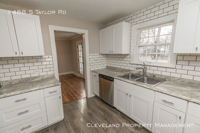 Building Photo - Charming 3 Bedroom Home