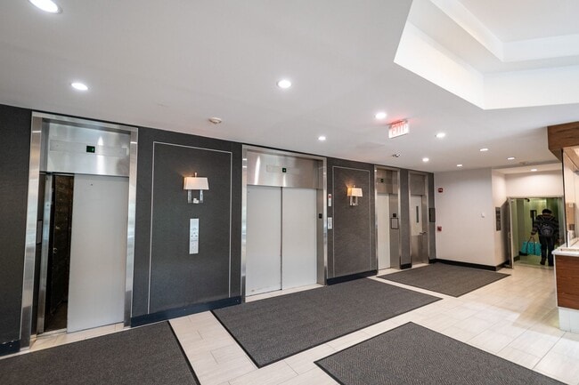 Building Photo - Exceptional Location & Amenities Short-term furnished CONDO 1 bedroom lease FREE PARKING & FREE U...