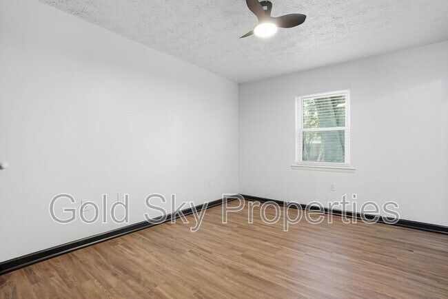 Building Photo - 703 Pineview Ct