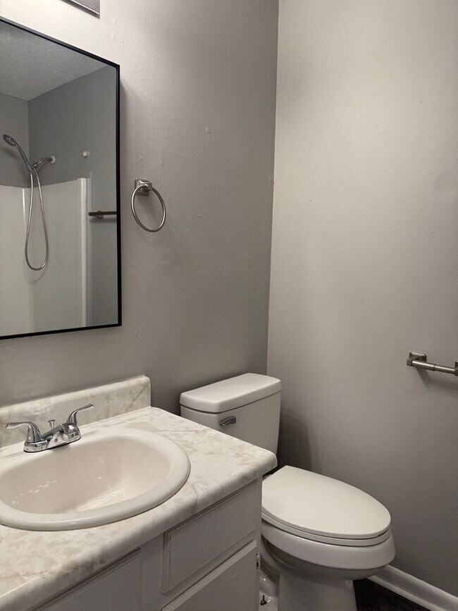 Building Photo - Brick 3 bedroom ranch, large living room, ...
