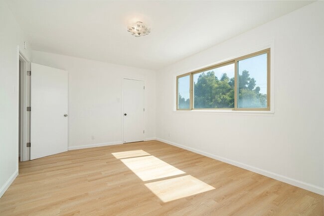 Building Photo - Spacious Two Story Albany Home Two Blocks ...