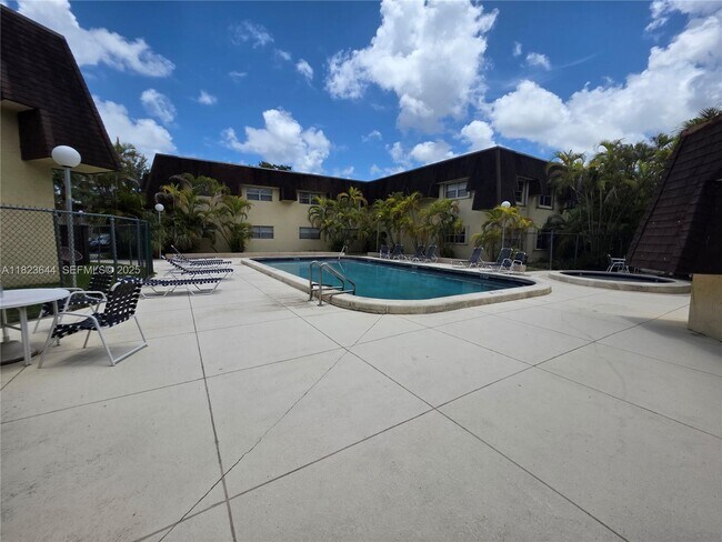 Building Photo - 13716 SW 90th Ave