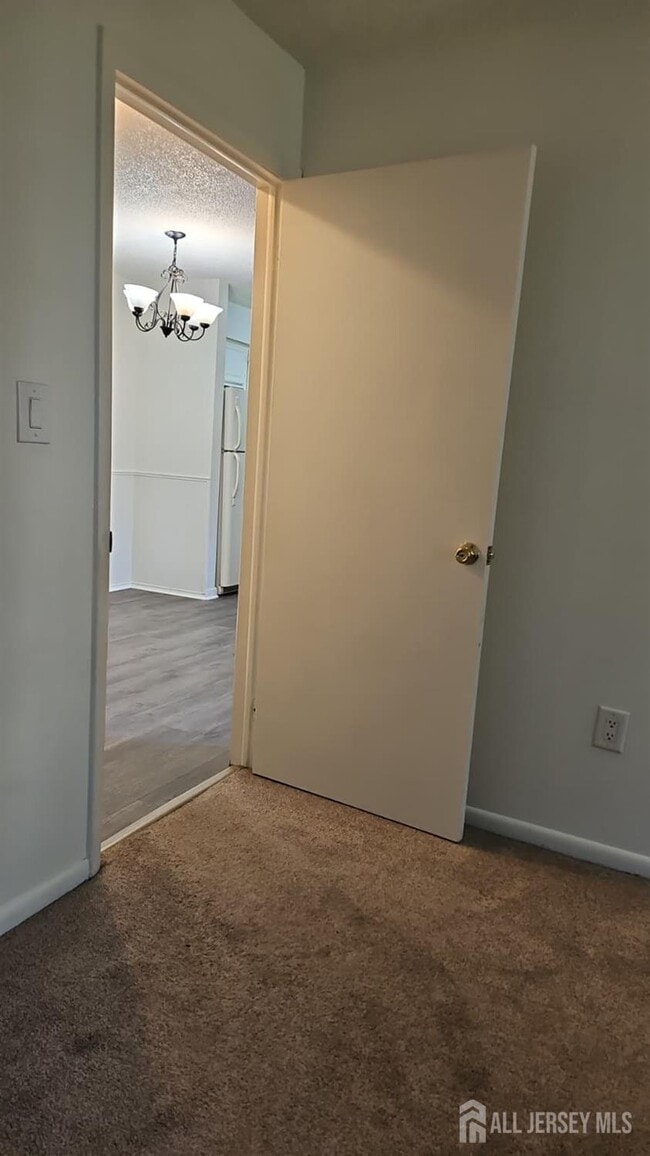 Building Photo - 909 Ravens Crest Dr