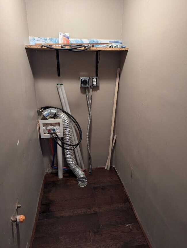 Building Photo - First Floor 3 Bed 2 Bath Apartment