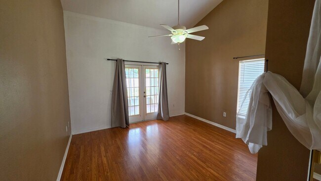 Building Photo - 3 Bed, 3 Bath, 2 Car garage.