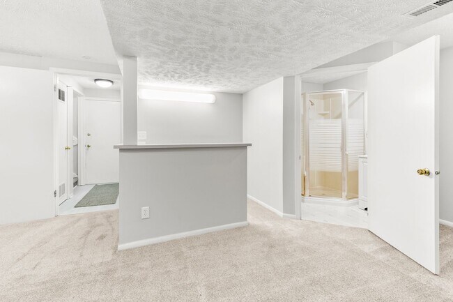 Building Photo - Stylish 3-Bed, 2-Bath Renovated Home with Granite Counters, 2-Car Garage & Large Fenced Yard in O...