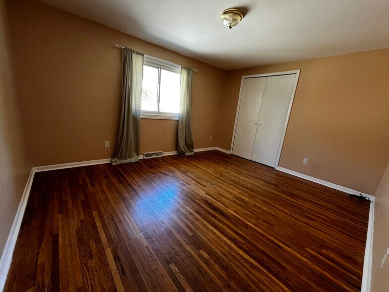 Building Photo - 51 N Seine Dr