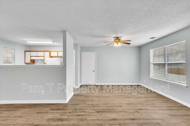 Building Photo - 215 Laurelwood Dr