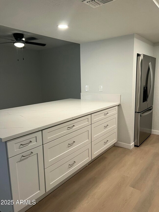 Building Photo - 540 E Royal Palms Dr