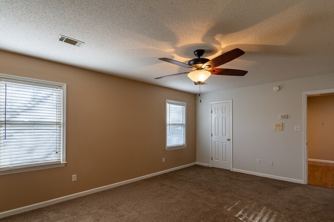 Building Photo - 4135 Knollcrest Cir N