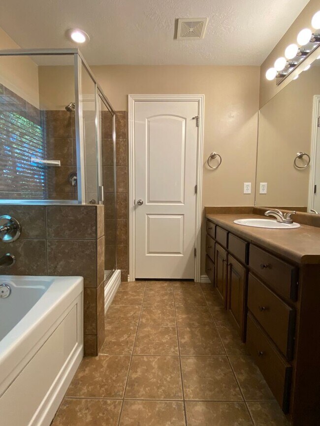Building Photo - 5 Bedroom/3 Bathroom Home in Riverton