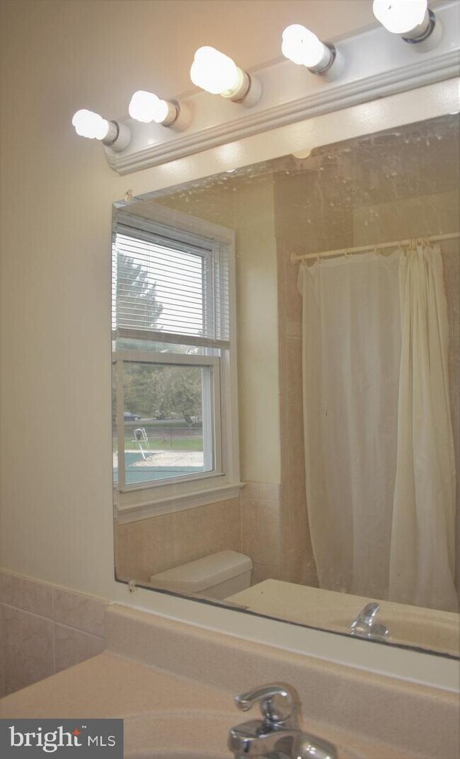 Building Photo - 16 Blue Ribbon Ct