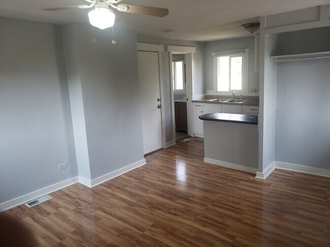 Experience the elegance of this open-concept apartment, designed with contemporary flair. - Barnum Park