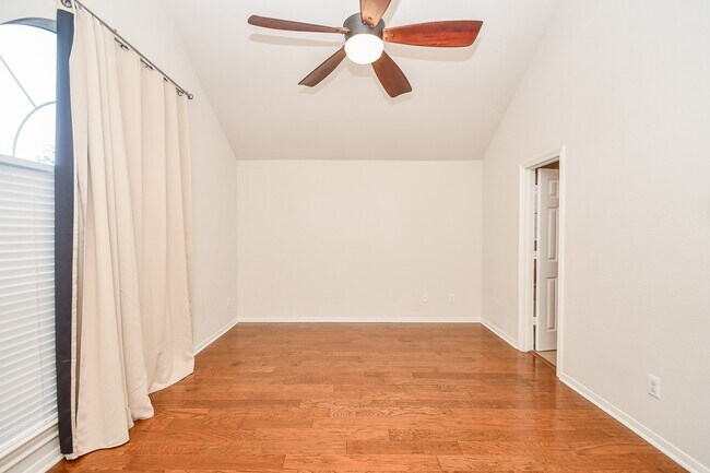 Building Photo - 3126 Clearview Cir