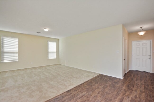 Building Photo - Inviting 4BD/3BA Rental Home with Walk-In Closet & Big Yard