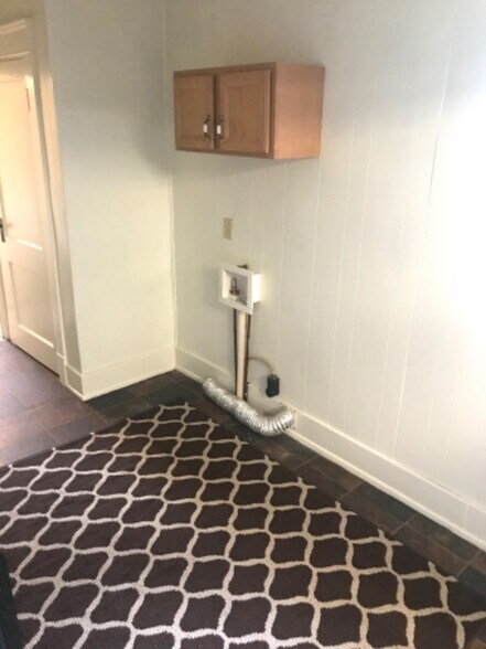 Building Photo - 704 N Chestnut St