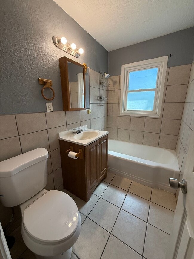 Building Photo - Charming 2-Bedroom Home in Prime Wichita L...