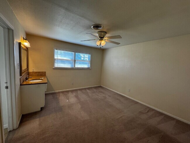 Building Photo - Stunning home located near Frank Higginbot...