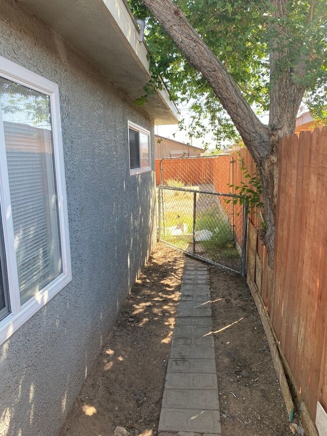 Building Photo - One story one bedroom Duplex Apartment, All Tile Floors!!! All Appliances!! Big back yard!! Recen...