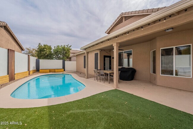 Building Photo - 9102 E Siesta Ln