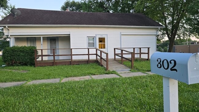 Primary Photo - 302 E 3rd St