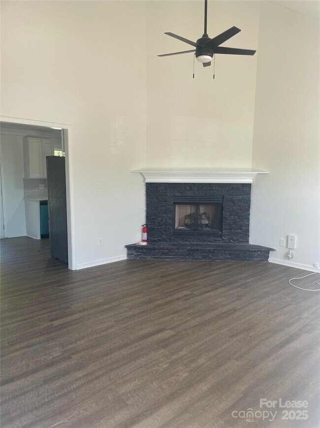 Building Photo - 242 Amir Cir