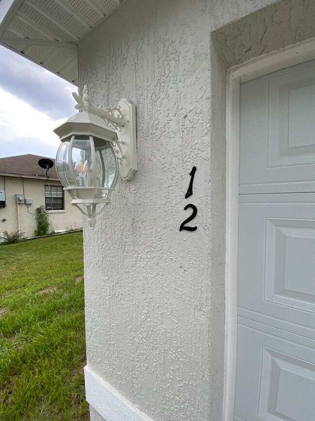 Building Photo - Custom Home - Desirable SE Ocala Neighborh...