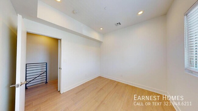 Building Photo - 147 1/2 Roselake Avenue-