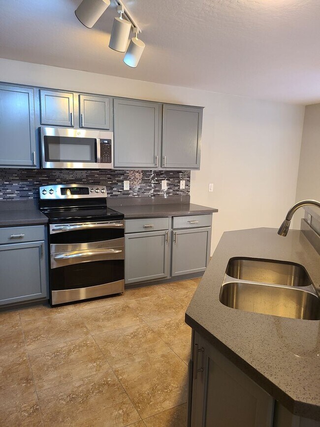 Building Photo - 5 Bedroom, 3 Bath Home in Secluded Neighbo...