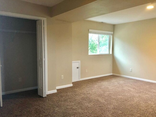 Building Photo - 4 bedroom 2.5 bathroom home