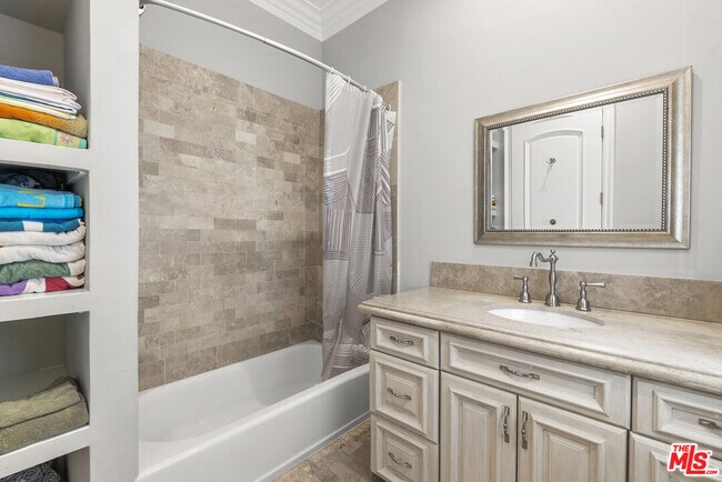 Building Photo - 2422 Cazaux Pl