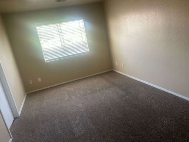 Building Photo - 3 Bedroom Townhouse!!