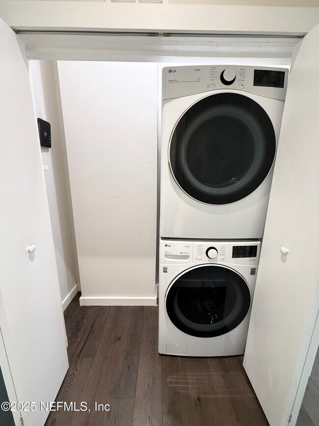 Building Photo - 1733 Memorial Park Terrace